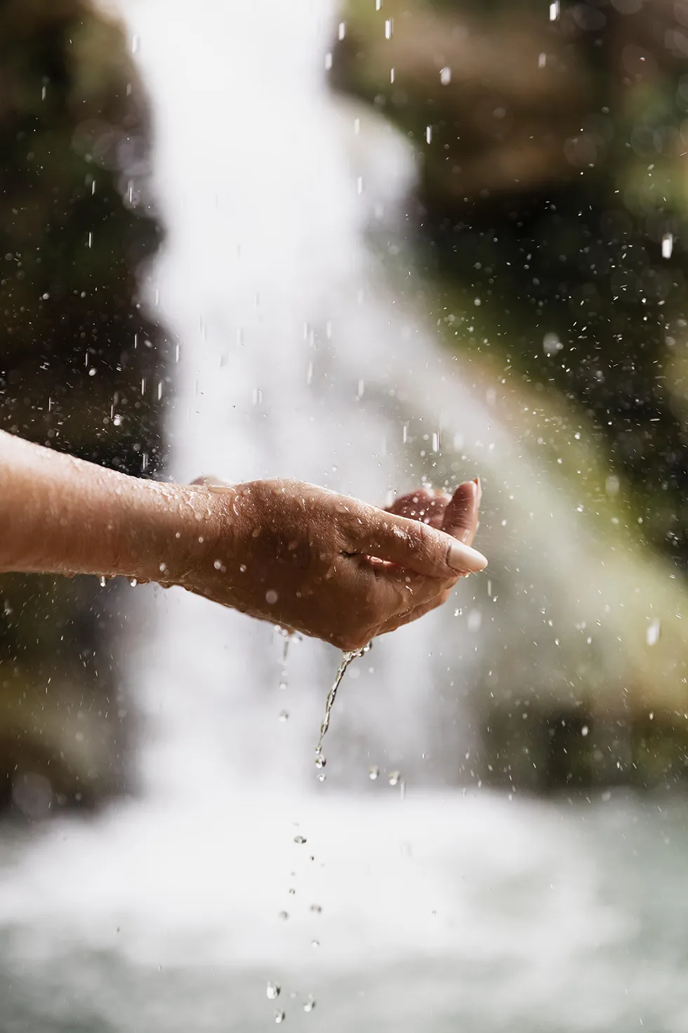 main sous la pluie