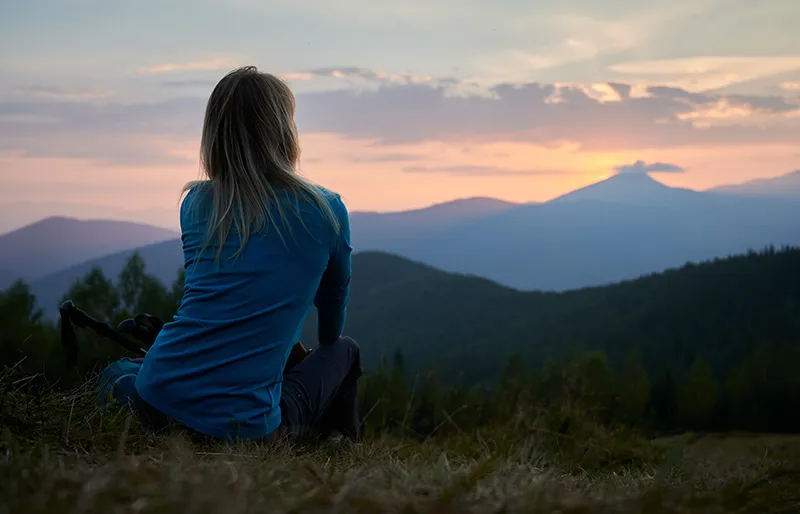 femme regardant la montagne