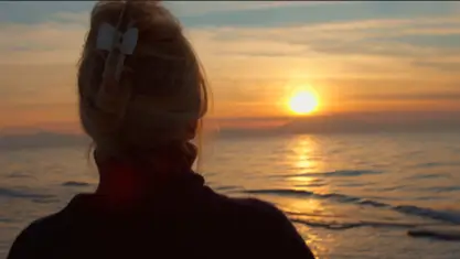 femme devant un coucher de soleil