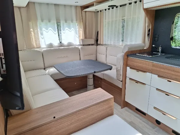 Intérieur d'un camping-car avec coin repas et cuisine